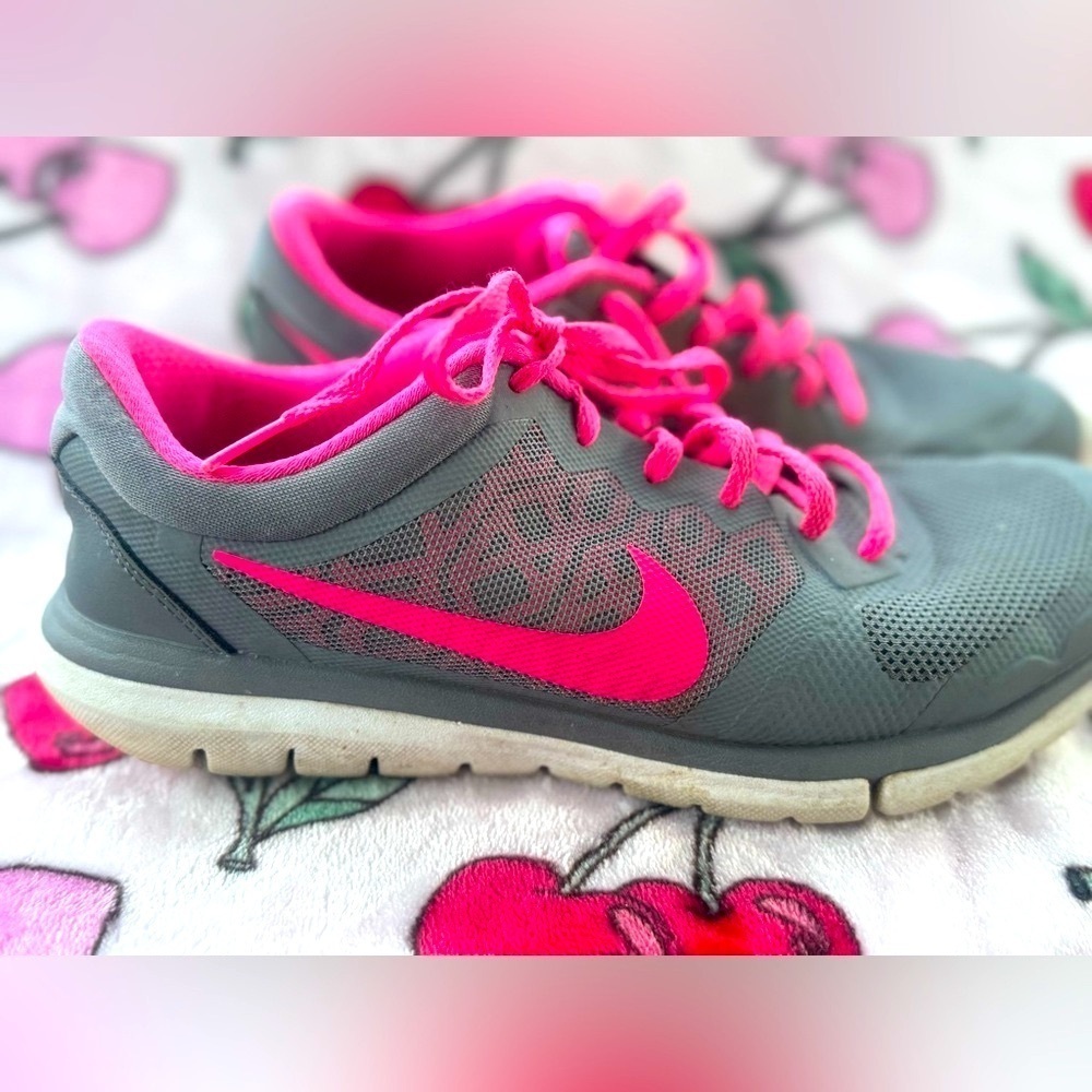 Nike Pre Loved Gray and Pink Athletic Shoes Size. 8